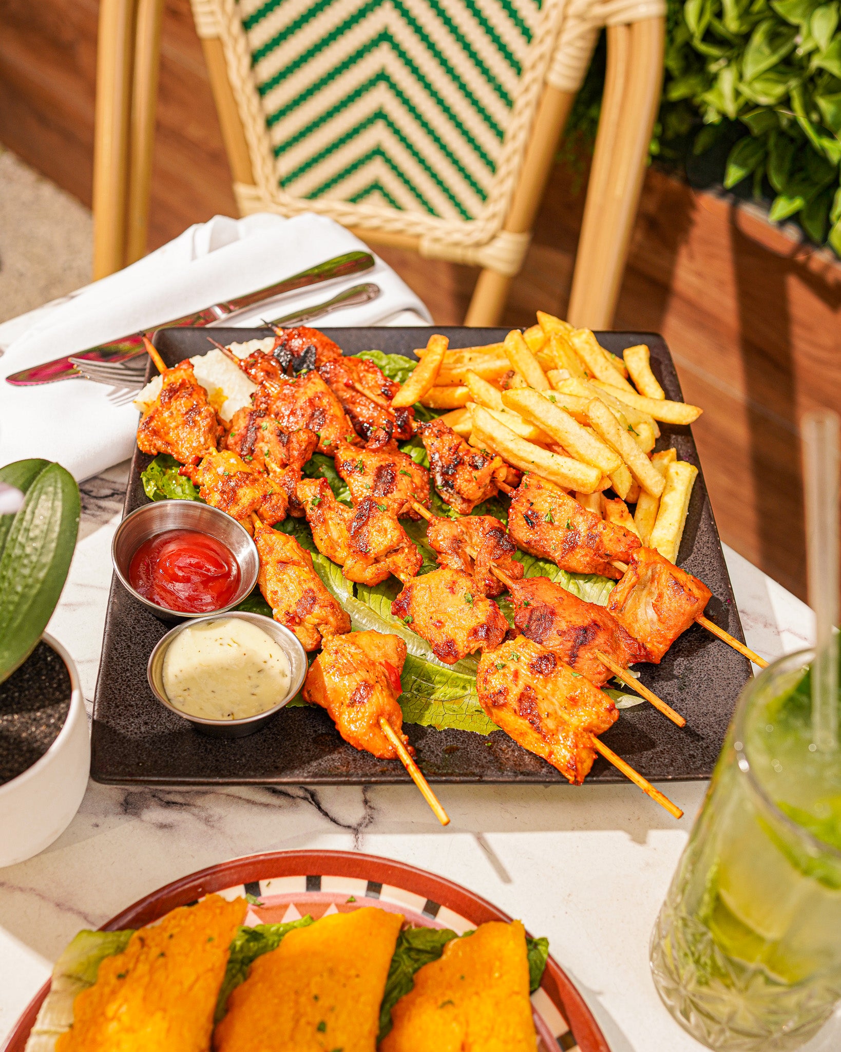 Chuzos de cerdo al estilo Colombiano en Miami Beach - restaurante Colombiano